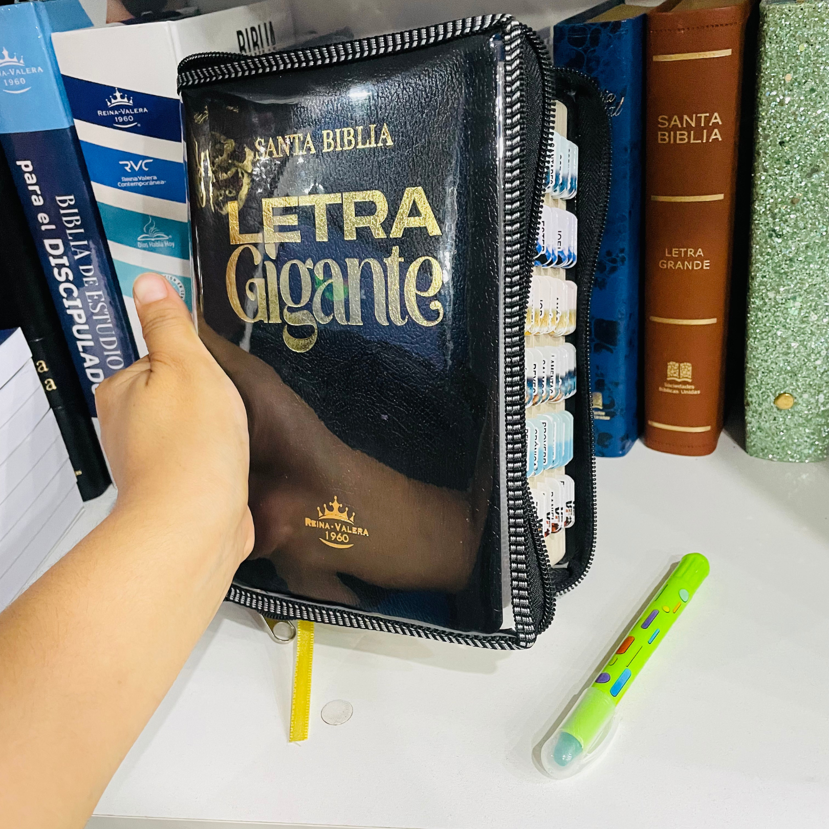 📘 Biblia RVR1960 Letra Gigante + Estuche con cierre + Índice 3D + Resaltador Gel Artesco